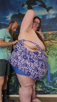 쪼이는 수영복을 입고 도움을 받는 SSBBW
