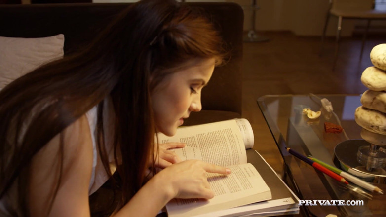 Private.com: Sletterige studente Evelina Darling wil met haar buurman een ritje...