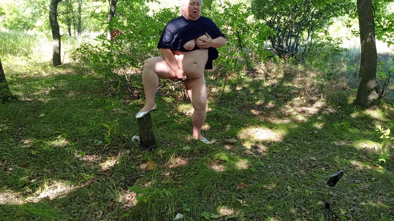 Zona901: Stiefmutter im park masturbiert ihre muschi zu einem mächtigen squirt
