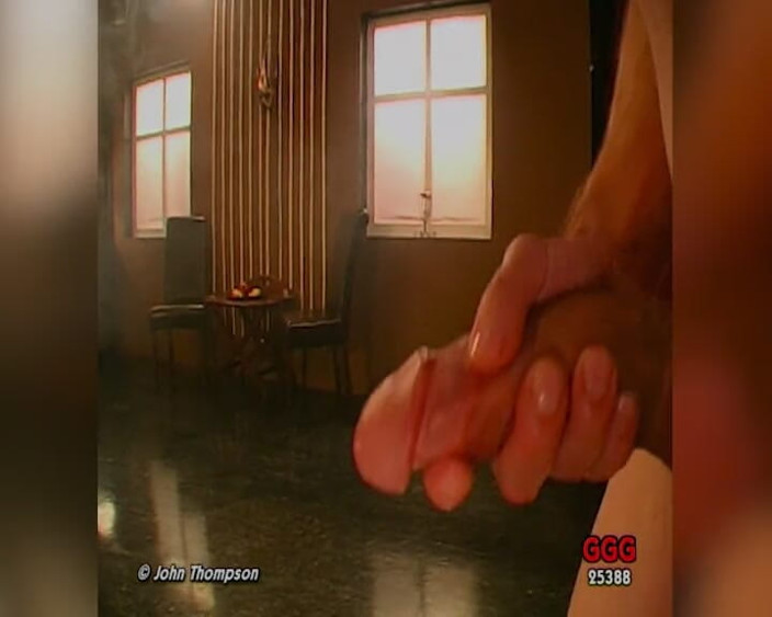 Gang Bang Germany: Nadržená brunetka polyká sperma a bere anální creampie