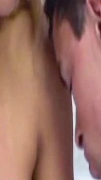 후장 섹스를 위해 이웃을 유혹하는 금발 거유 라틴계 여자 Ladyboy Ana