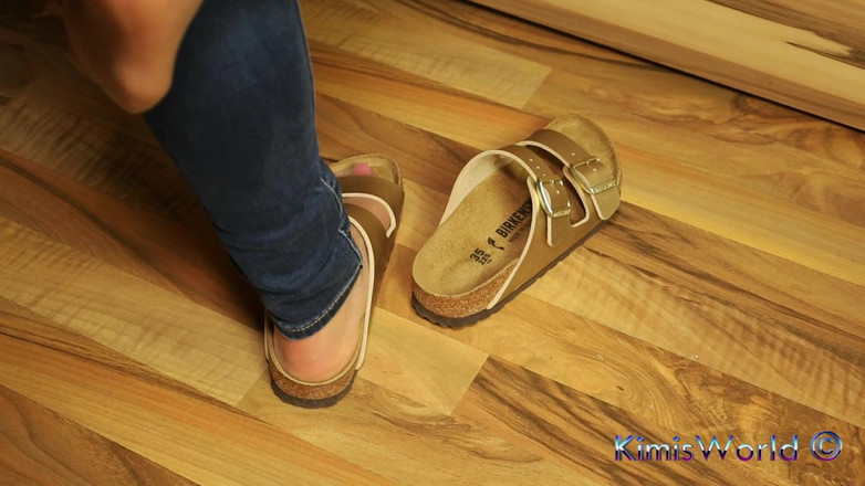 KimisWorld: Jeans y sandalias doradas de dos correas - pies de nylon...