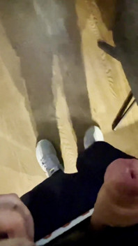 Ręczna robota w sklepie meblarskim Ryzykowne i szalone wytryski!