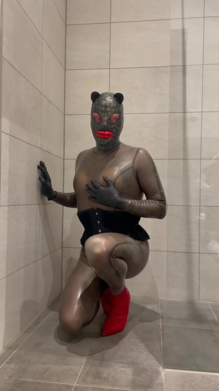 PervyLara: Combinaison en latex transparent noir dans la salle de bain