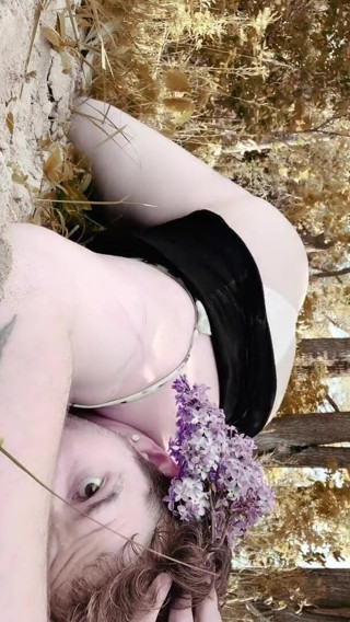 King Of Crossdress: Spiaggia pericolosa in posa vicino alle persone 4 u