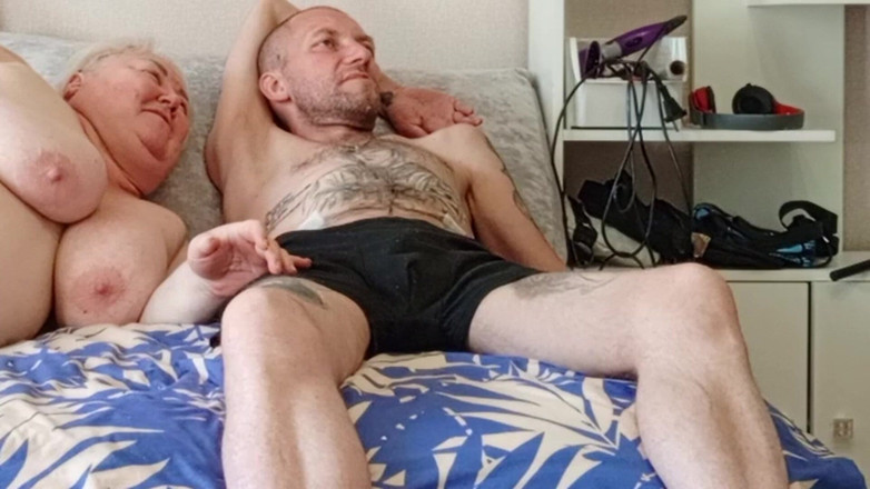 Zona901: 我在午休期间给我的邻居喂精液