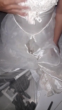 Sperma fließt auf satin-hochzeitskleid