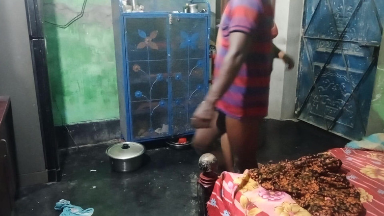 Desimombd: Devor a Bhabhi jdou do velmi starého domu a najednou...