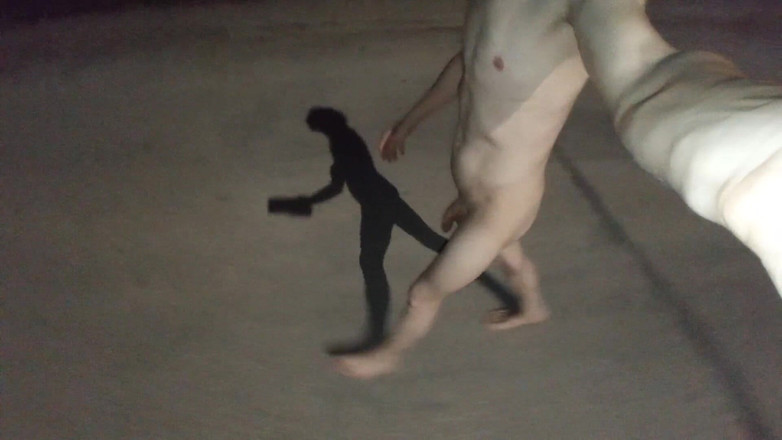 Dan Eagle: Marcher nue dehors