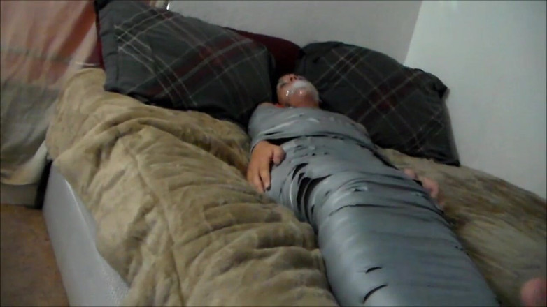 Selfgags classic: Mumificada meia-irmã grita por madrasta!