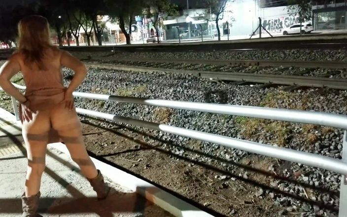 Active Couple Arg: Ateşli evli kadın sokakta kısa elbiseli amatör anal seks
