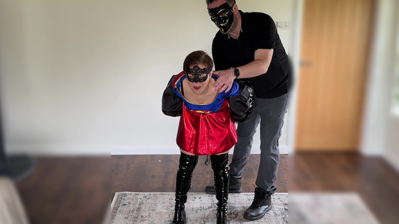 Queen-Lucy: スーパーヒロインが捕らえられ、拘束され、口を塞がれ、触れられ、鞭打ちられ、からかわれ、BDSM