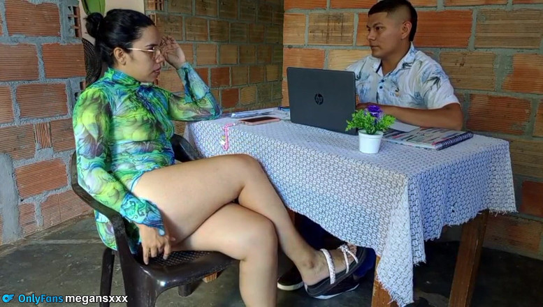 MeGanSxx: Essa vadia quer o emprego e eu a coloquei para...