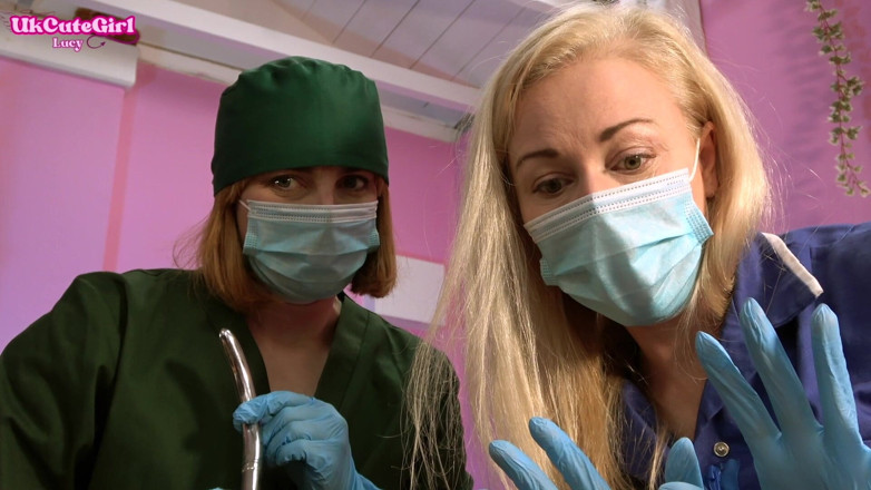 UKCuteGirl Lucy Lauren: Medisch onderzoek - ondeugende verpleegster versus strikte dokter urethraal klinkend en...