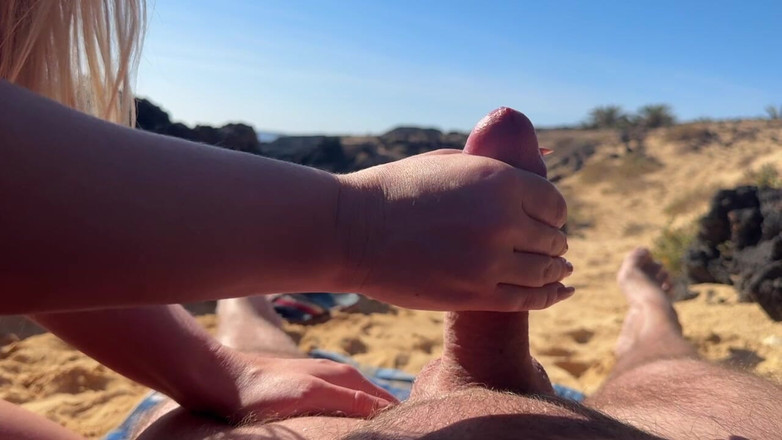 Emma Voyeur: Blowjob awam berair di pantai