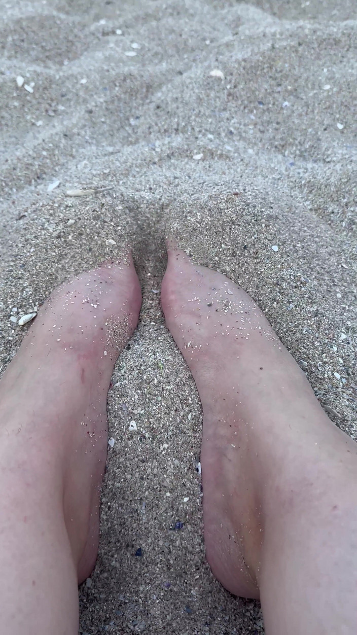 Young_strawberry: Plaj günü büyük seksi ayaklarımı kumda ovuyor