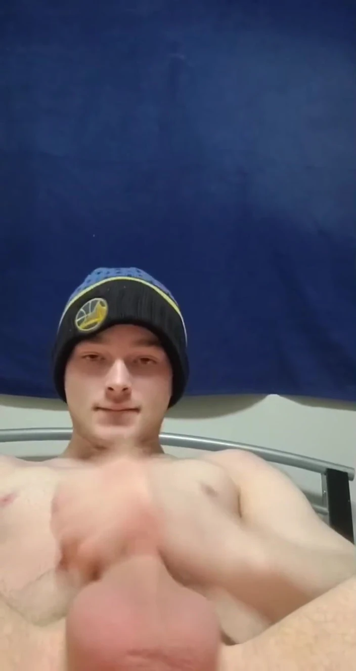 STUNITxo: Chico heterosexual quiere que te corras dentro de su coño...