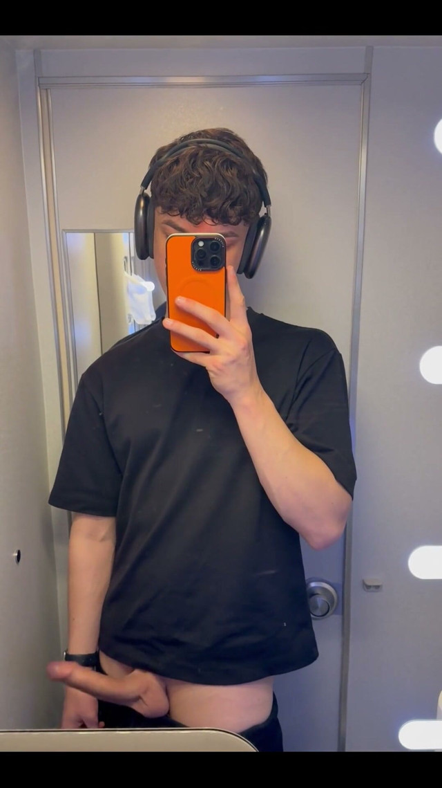 Who Knew Flying Would Get Me so Horny (Tom Michaels)