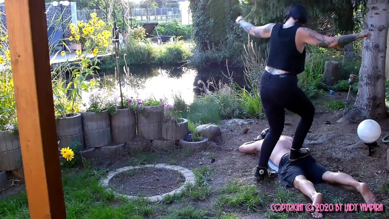 Domina Lady Vampira - SM Studio Femdom Empire: Si la fille tatouée d'à côté ... 1/3