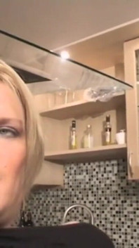 Pasangan yang sangat jalang dengan dia blonde dan bertetek besar ditangkap berkongkek video di dapur