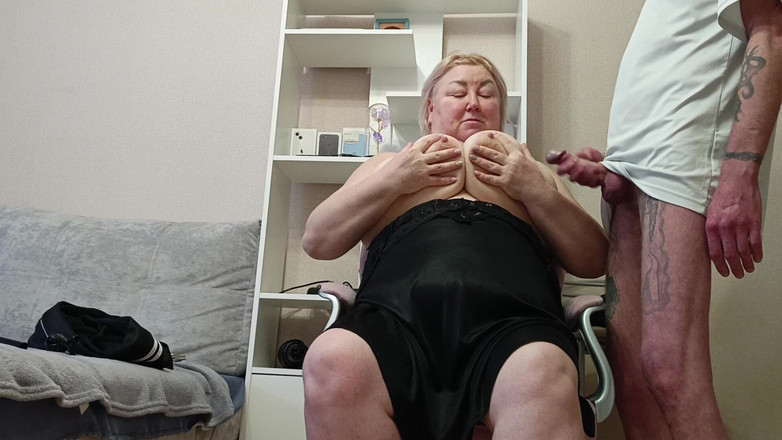 Zona901: लंड को मरोड़ना, पड़ोसी को उसके मुंह में चोदना और उसके विशाल स्तनों पर वीर्य निकालना