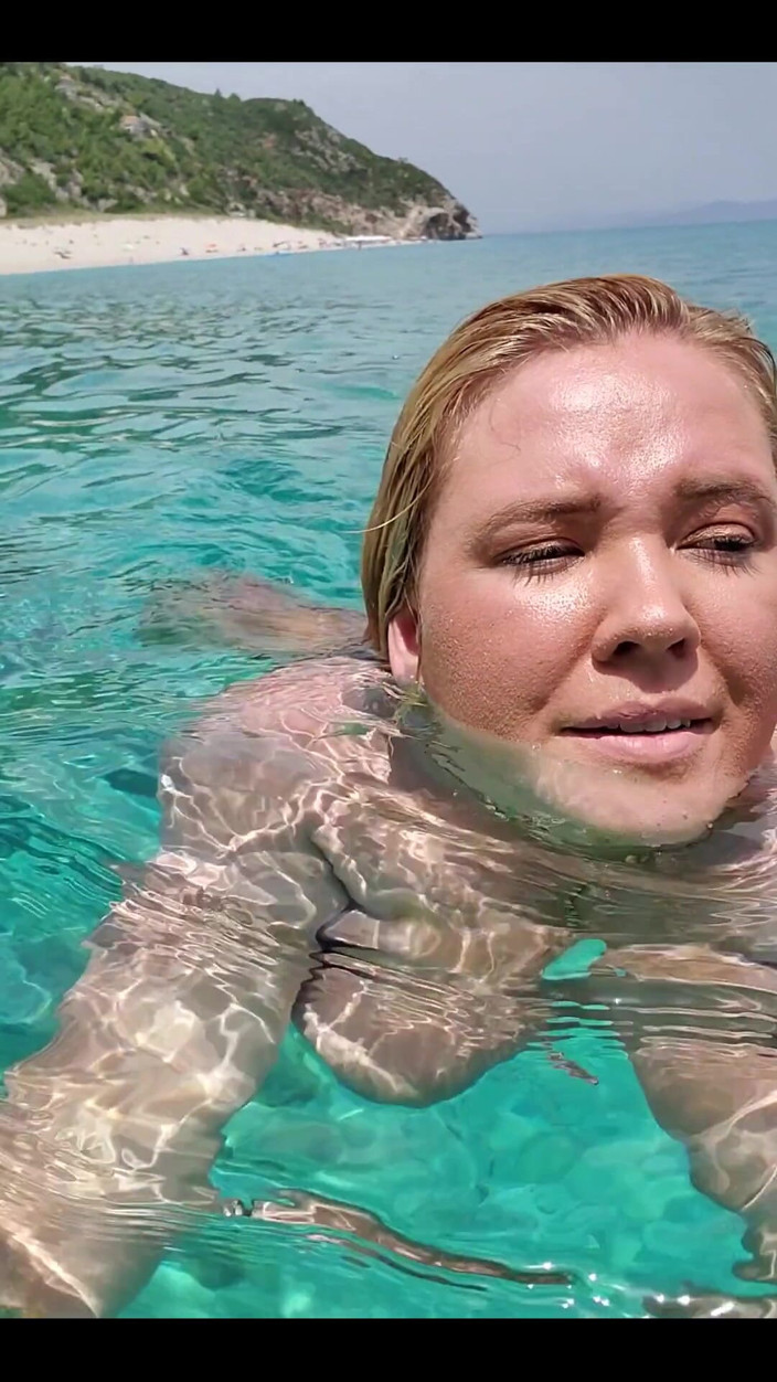 Annabelle Rogers: Schwimmen sie im blauen wasser griechenlands, hintern nackt ...