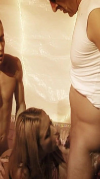 Manchadas meninas cena 1_cake mancha loira Clara Bugatti fodida em um trio com uma dupla gozada