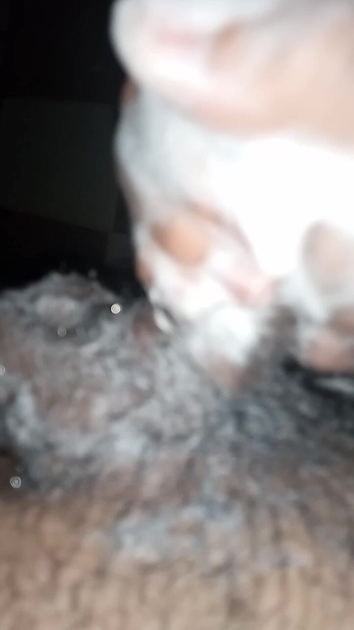 Cute boy jerks off: Chico se masturba mientras escucha música china en el baño