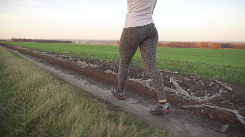 Teasecombo 4K: 쪼이는 레오파드 레깅스를 입고 걷는 밀프 엉덩이를 숭배해