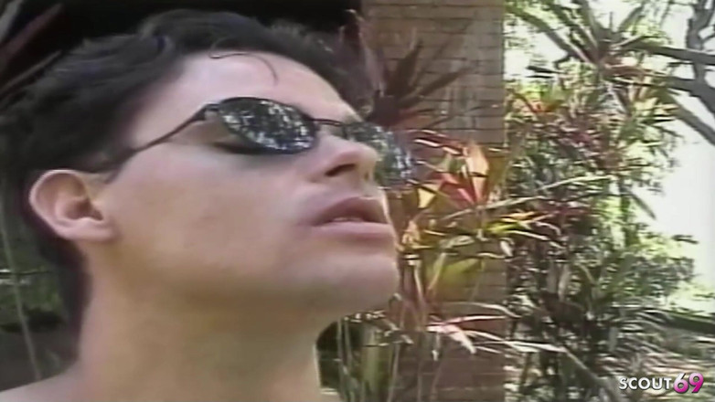 Shemale TS Collection: लैटिना बड़े स्तनों वाली ट्रॅनी की आउटडोर तीन लोगों वाली चुदाई में मोटे लंड द्वारा गांड चुदाई