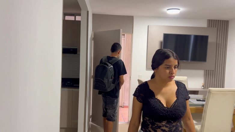 Hilary palvin: Condivido una camera d'albergo con la mia sorellastra e le...