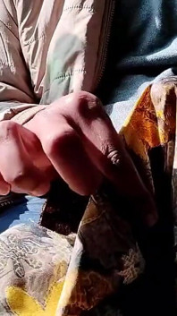 78 Punheta com cetim - esfregando a cabeça e gozando no cetim sedoso terno amarelo da meia-irmã