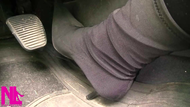 Nyllady: Revving em botas pretas de pano