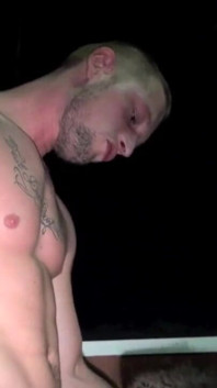 Un garçon hétéro musclé baise un gay dans l'arrière-salle