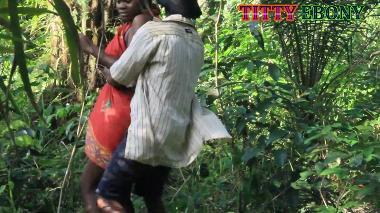Titty_Ebony: 这些当地的业余乡村爱好者再次在灌木丛中见面，并被狠操