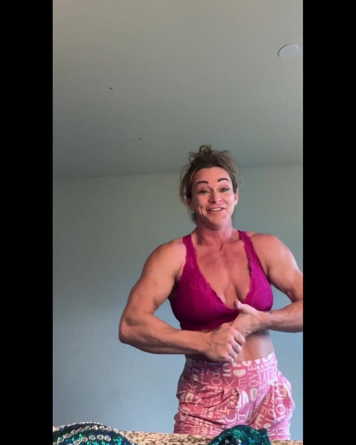 Simone Steele: Posar con Simone Steele