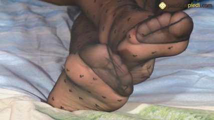 Foot Fetish HD: shaandaar kaale baal vaali kamsin ko apne pairon se khelna...
