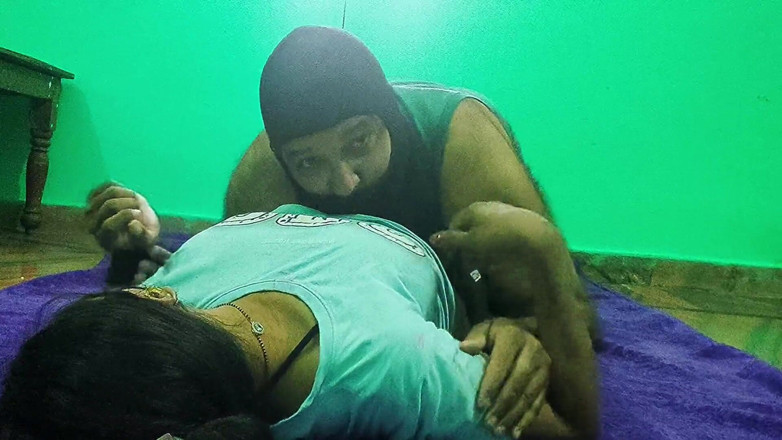 BadMash_Bhabhi: Il patrigno scambia la figliastra per sua moglie e la...