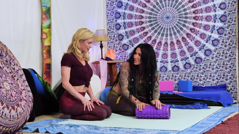 Girlsway: Girlsway - Jenevieve Hexxx guidar lugn siren till ångande lesbisk scissoring yoga...