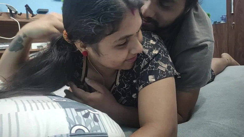 Vaigavarun45: 当我的妻子不在家时操我的继母,当我的妻子不在家时,我的荡妇继母和我一起享受,继母吹箫