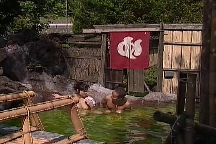 Asian Mature Climax: Teen asiatica succhia un cazzo duro in piscina