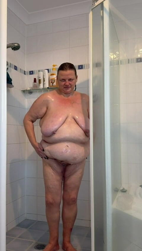 WeAreFukBunnies: Дивіться, як я чищу отвір пизди