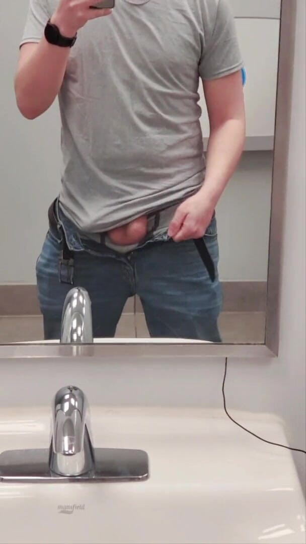 Ballbuster boi: Молодий бюстер з яєчками розбиває свої горіхи у ванній кімнаті Walmart