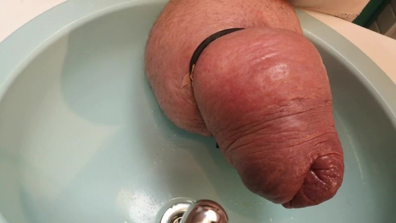 Monster_Meat_: 怪物撒尿就像一个丰满