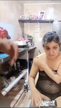 मैं रसोई में एक लड़के द्वारा अपने बड़े लिंग के साथ मुझे चोदा जाता है