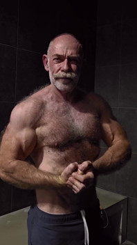 Ours musclé poilu fléchissant