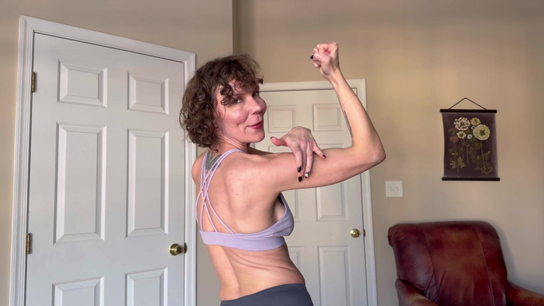 Chaoticblossom: Stiefmutters Trainingsanleitung in Leggings schau dir meine Muskeln an