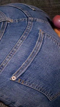 Paja y corrida en su culo cubierto de jeans después de rasgadas - programador esposa