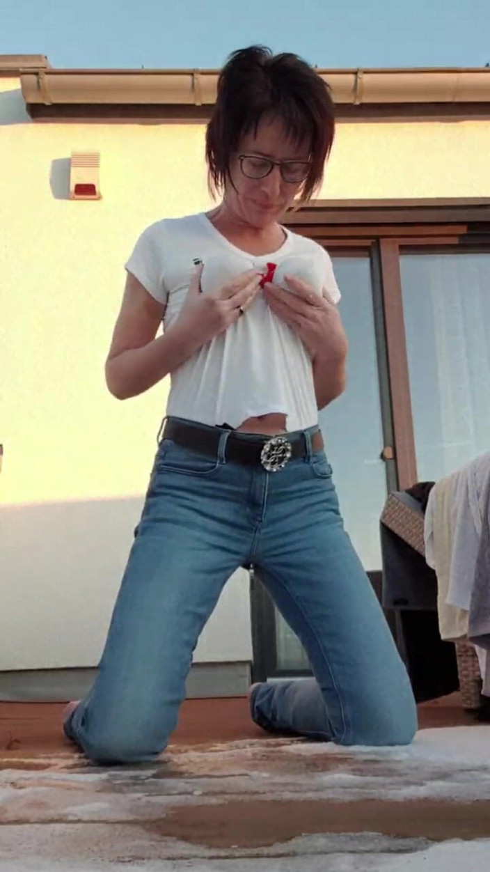 JulieEroticDress: Ejaculează în blugi pe balcon