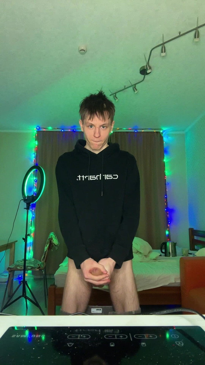 Morflot24: Uită-te la câtă spermă poate pulveriza acest twink flămând